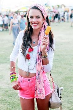 festival look Moda Coachella, Look Da Festival, Hot Pink Denim, Neon Pink Shorts, 2013 Style, Pixie Geldof, White Cropped Sweater, Festival Mode, Pink Denim Shorts