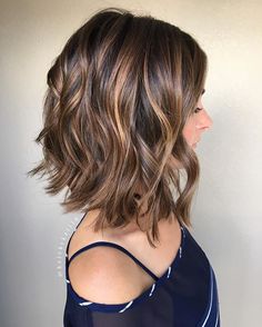 Such naturally vibrant highlights! Unique Mid Length Hairstyles, Hair Lengths For Fine Hair, Aline Shoulder Length Hair, Medium Hairstyle Women Oval Face, Spring Hair Color For Dark Hair, Long Bob Hairstyles With Bangs Over 40, Popular Hair Cuts 2023, Medium Length Inverted Bob With Layers, Summer Hair Color Brunette