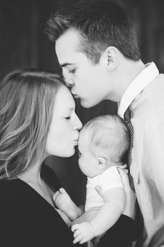 Lovely newborn with parents portrait | Casey James Photography Photo Bb, Cute Family Photos, Family Photos With Baby, Baby Fotografie, Newborn Family Photos, Family Picture Poses, Newborn Baby Photoshoot, Newborn Baby Photos, Foto Baby