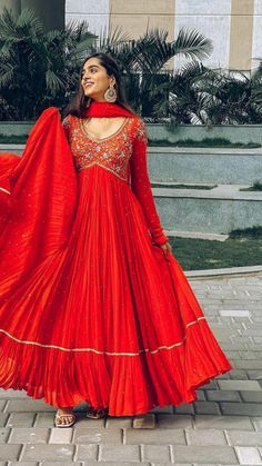 Pakistani Anarkali, Georgette Gown, Trendy Outfits Indian, Gown With Dupatta, Long Gown Design, Traditional Indian Outfits, Indian Gowns Dresses, Trendy Dress Outfits