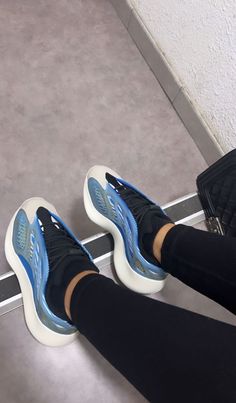 Pretty Sneakers, Trendy Shoes Sneakers, Pretty Shoes Sneakers, Jordan Shoes Retro, All Nike Shoes, Shoes Outfit Fashion, Looks Party, Stunning Shoes