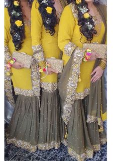 Pakistani Garara Dress Design, Sanchak Outfits, Mehndi Designs Dress, Sanchak Dresses Brides, Garara Designs For Wedding, Sanchak Dresses, Mayon Dresses, Pakistani Mehndi Dress, Haldi Dress