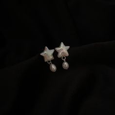 Stud earrings with butterfly backing in 925 silver or 14k gold filled with star-shaped natural freshwater pearls. Stud Earring Ideas, Pearl Star Earrings, Silver Studs Earrings, Star Earrings Aesthetic, Cute Silver Jewelry, Cute Silver Earrings, Simple Silver Earrings, Star Dangle Earrings, Planet Earrings