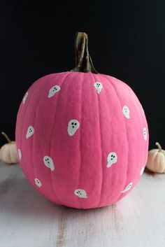 Pumpkin painted pink with ghosts drawings on it Diy Pumpkins Painting, Cute Pumpkin Carving, Halloween Pumpkin Carving Stencils, Pumpkin Carving Designs