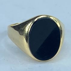 This Ring Has Different Unique Design, Crafted In Solid 14k Yellow Gold. Oval Flat Ring Top, Inlay With An Onyx, Half In Gloss And Another Half In Satin Finished. 17.03mm Across, Ring Size 10.5, Weight 7.2gm, Hallmark 14k (1 Inch = 25.4 Mm; 1 Dime = 17.9mm). All Items Are Pre-Owned Unless Otherwise Stated. This Means They Have The Usual Aspects Of Pre-Owned Jewelry, Such As Light Scratches, Wear And Tarnish. Please Review All The Photos Which Will Be Part Of The Description. Black And Gold Rings, Flat Ring, Mens Accessories Jewelry, Size 10 Rings, Hallmark, Onyx, 1 Inch, Unique Design, Gold Rings