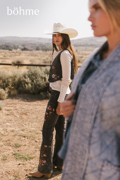 vest and flare jeans set with embroidered details Western Editorial, 70s Western, Basic Necessities, Boho Rock, Western Vibes, Get Ready For Fall, Outdoor Girls, Spring 2025, Country Boots