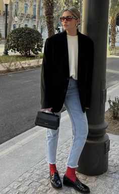 Stylish Jeans Outfit, Black Loafers Outfit, January Fashion, Elegance Dress, Cold Fashion, Sock Outfits, Classy Fashion, Casual Chic Outfit, Fashion Mistakes