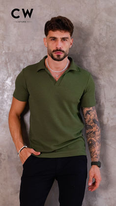 Confira a nova Polo Verde da CW Store! 🟢💥   Essa peça traz um estilo clássico com um toque moderno, ideal para homens que buscam sofisticação e conforto em qualquer ocasião.  Feita em tecido de alta qualidade, ela se ajusta perfeitamente ao corpo, proporcionando um visual elegante e despojado ao mesmo tempo.   Combine com jeans ou calças de alfaiataria para criar looks versáteis.  👉 Visite nossa loja online e garanta a sua agora!