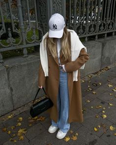 Camel Coat Outfit Winter Style, Liza Rudkevich, Winter Inspo Outfits, Camel Coat Outfit, Nyc Winter Outfits, Sandal Tali, Outfits New York, New York Outfits, Look Adidas