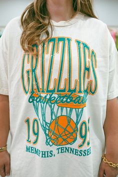 - Features Grizzlies with a basketball and hoop underneath and the established year with Memphis, Tennessee underneath all in orange and turquoise ink - Oversized fit - Sizing translation: XS/S : L , S/M : XL Vintage Sports T Shirt, Cute School Tshirt Designs, Basketball Merch Design, Vintage Basketball Shirt, Sport Tshirt Design, Oversized Tshirt Design, High School Basketball Shirts, Football Giveaways, Puff Print Tshirt