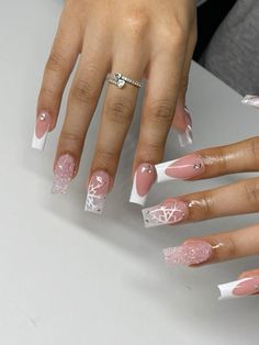 Christmas French Acrylic Nails, Nails For Christmas White, Christmas Tapered Square Nails, Medium Nails Acrylic Christmas, Winter Square Nail Designs, Shorties Nails Square Winter, Winter Nails Inspo Short, Christmas Themed Acrylic Nails, Christmas Nails For Black Women