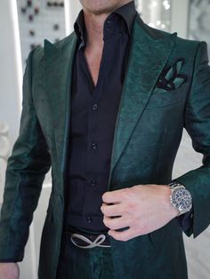 💥 Say hello to our latest Emerald Brillo Look 💚 🖤 Can't go wrong with this bad boy 💪 Shop the look today 😊 #sebastiancruzcouture #greensuit #threepiecesuit #scarf #mensfashion #bespoke #pocketsquare #menswear #highcollarshirt #lookoftheday #menwithclass #rolex #menssuits #trend #gentlemen #greenlook #suit #fashion #style #rolexdaytona Gents Coat, 1920's Men's Style, Best Wedding Suits, High Collar Shirts, Blue Suit Wedding, Wedding Suits Groom, Mens Fashion Smart, Mens Wear, Sharp Dressed Man