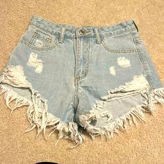 Shein Light Wash Short Shorts With Holes And Rips - Never Worn Diy Jeans Ideas, Rome Outfits, 2024 Fits, Jeans Ideas, Shein Shorts, Dr Closet, Diy Jeans, Ripped Jean Shorts, Jeans Diy