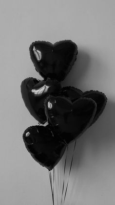 Black Wallpaper Aesthetic Heart, Heart Ballon, Black Wallpaper Aesthetic, Black And White Balloons, Aesthetic Heart, Valentines Balloons, Black And White Photo Wall, Valentines Day Wedding, Birthday Wallpaper