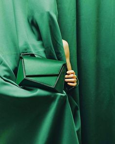 Bags Photography, Pizza Ring, Weekend Creative, Bag Photography, Green Handbag, Mommy Style, Luxury Brands, Architectural Elements