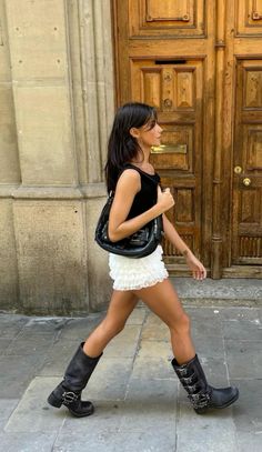 via @ barbara_ines on instagram Buckle Boots Outfit, Frye Boots Outfit, Moto Boots Outfit, Traje Cowgirl, Pants Low Waist, Summer Boots Outfit, Frilly Shorts, Cowgirl Boots Outfit