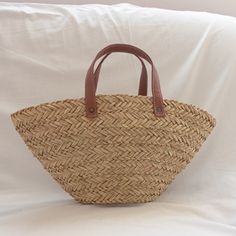 Place Of Origin : SHAN DONG Province Place Of Origin : SHAN DONG Province Occasion : Versatile Exterior : none Interior : No Pocket Hardness : SOFT Closure Type : hasp Pattern Type : Knitting Gender : WOMEN Style : bohemian Decoration : none Lining Material : POLYESTER Main Material : Straw Shape : Casual Tote CN : Shandong Please allow 1-3 cm error due to manual measurement.   WHAT ABOUT REFUND?   Fast refund,100% Money Back Guarantee. If your product is defective or doesnt work properly, let us know and well send you a replacement one. We believe in our products so much that we offer a 30-day No-Hassle refund policy. If youre unhappy about your purchase, send us the product back and well refund your money immediately. Brown Large Capacity Hobo Bag For Beach Season, Brown Handheld Hobo Bag For Vacation, Vacation Handheld Shoulder Bag With Leather Handles, Brown Satchel Bag For Beach Season, Handheld Shoulder Bag With Leather Handles For Vacation, Handheld Leather Handle Satchel For Beach, Brown Bucket Straw Bag For Beach Season, Brown Large Capacity Satchel For Vacation, Brown Satchel With Large Capacity For Vacation