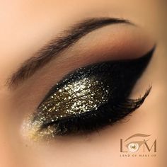 Make Up Designs, Gold Eye Makeup, Beautiful Eye Makeup, Makijaż Smokey Eye, Gold Eyes, Makeup Goals, Makeup Designs, Love Makeup, Beautiful Makeup