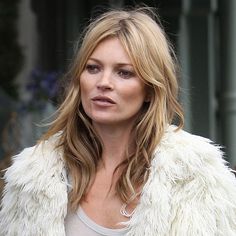 Kate Moss with Brigitte Bardot hair. Good way to transition/grow out bangs Kate Moss Hair, Brigitte Bardot Hair, Moss Hair, Bardot Hair, Hairstyles Reference, Trendy We Fryzurach, Growing Out Bangs, Hair Cuts 2017, Kate Moss Style