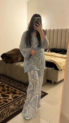 Cute Kurta Outfits, Indian Outfits Simple Kurti, Summer Desi Fits, Desi Kurti Designs, Pakistani Coord Sets, Pakistani Stylish Dresses, Pretty Suits, Pakistani Kurti Designs, Desi Look