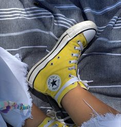 Yellow Platform Converse, Converse Yellow, Cool Converse, Trendy Shoes Sneakers, Shoe Inspo