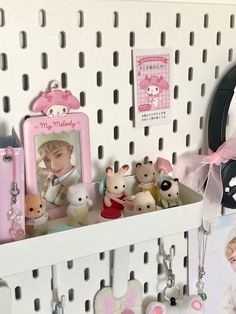 there are many stuffed animals on the shelf in front of this photo and keychain