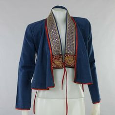 Traditional Coats For Women, Shrug Top Outfit, Hmong Clothes, Frock Coat, Batik Fashion, Unique Blouse Designs, Stylish Blouse Design, Trendy Blouses