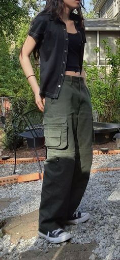 Green And Black Summer Outfits, Styling Dark Green Pants, Olive Green Cargo Pants Outfit Street Style, Olive Green Cargo Outfits Women, Cool Female Outfits, Green Cargo Pants Outfit Street Style, Outfits With Olive Green Pants, Olive Green Cargo Pants Outfit, Olive Cargo Pants Outfit