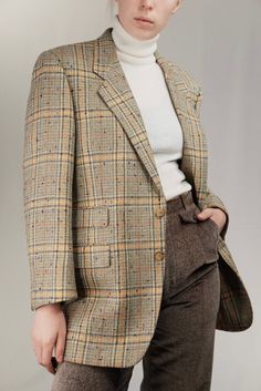 Beautiful wool tweed blazer jacket for men, from the 1980s. Made from pure wool in Italy. In very good vintage condition, signs of wear are minor.  Male jacket size 50 (L). The model is 175cm tall, usually wearing a female size M.  Shoulders 46cm Chest 54cm Sleeve 60cm Length 78cm ... Discount for multiple items, applies automatically at check-out:  3 or 4 items: 15% Off 5 items or more : 25% off Also, please send me your ► phone number ◄ after ordering. That way you will be notified when the pa Beige Tweed Blazer Single Breasted, Vintage Tweed Jacket With Lapel Collar For Fall, Fall Vintage Tweed Jacket With Lapel Collar, Beige Tweed Blazer For Business, Retro Tailored Tweed Blazer, Tailored Retro Tweed Blazer, Vintage Brown Tweed Jacket With Lapel Collar, Vintage Single Breasted Tweed Jacket For Tailoring, Vintage Single-breasted Wool Blazer