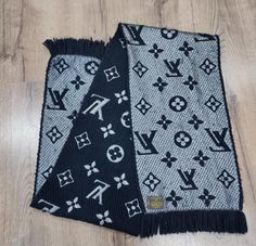 Dieser luxuriöse Louis Vuitton Monogram Schal ist ein umkehrbares Accessoire aus einer reichhaltigen Mischung aus 95% Wolle und 5% Seide. Es zeichnet sich durch ein raffiniertes Jacquardmuster mit dem ikonischen Monogram-Motiv aus und zeigt ein Denim-Effekt-Design in kontrastierenden Schwarz- und Metalltönen. Größe: 180 x 34 cm oder 71 x 13 Zoll Dieser elegante Schal kombiniert klassischen Stil mit modernen Texturen und ist damit ein herausragendes Accessoire für jede Garderobe. Scarf Louis Vuitton, Monogram Scarf, Louis Vuitton Scarf, Elegant Scarf, Monogrammed Scarf, Elegant Scarves, Jacquard Pattern, Shawls And Wraps, Louis Vuitton Monogram