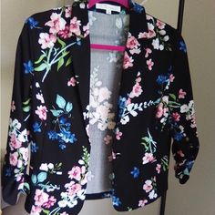 This Stylish 3/4 Sleeve Floral Blazer From 89th & Madison Is Perfect For Any Occasion, Whether It's For Travel, Party/Cocktail, Or Casual Wear. The Short Blazer With A Button Closure Is Made Of Spandex Material With A Beautiful Floral Pattern That Adds A Touch Of Femininity To The Overall Look. It Comes In Black Color And Size Small, With A Regular Fit Suitable For Women. The Blazer Is Brand New And Has Never Been Worn, But Does Not Come With Tags. Ideal For Those Who Love Flower-Themed Clothing Black 3/4 Sleeve Blazer For Spring, Short Blazer, Blazer Women, Ruched Sleeve, Floral Blazer, Travel Party, Blazer And Shorts, Blazers For Women, Black Green