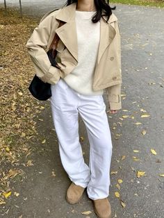 trench coat season !! Spring Jackets 2024, Short Trench Coat Outfit Ideas, Cropped Trench Coat Outfit Street Styles, Short Trench Outfit, Crop Trench Coat Outfit, Short Trench Coat Outfit, Cropped Trench Coat Outfit, Winter Copenhagen