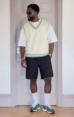 Mens Preppy Aesthetic, New York Outfits Spring Men, Half Sweater Outfit Men, Michael B Jordan Style Fashion, Mens Elevated Streetwear, Preppy Outfits For Boys, Preppy Streetwear Men, Short King Outfits, Unique Outfits Men