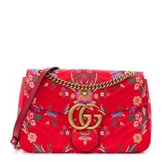 This is an authentic GUCCI Jacquard Matelasse Floral Medium GG Marmont Shoulder Bag in Red. This lovely bag is crafted of a red chevron quilted fabric with exquisite floral embroidery. It features an aged gold chain shoulder strap with a leather shoulder pad and an aged gold Gucci GG closure. The front flap opens to a smooth pink satin interior with zipper and patch pockets. Handbags Uk, Red Shoulder Bag, Gucci Floral, Gucci Crossbody Bag, Gucci Purse, Gucci Purses, Quilted Purses, Quilted Handbags, Gucci Shoulder Bag