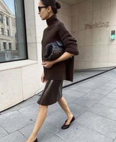 Long Skirt Looks, Leather Aesthetic, Fall Inspo, Fashion Autumn, Brown Shades, Long Skirt, Autumn Winter, Work Wear, Autumn Fashion