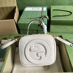 With a full set of original green box packaging Gucci Blondie series handbag. The circular interlocking double G from the brand's archive design ingeniously interprets the Gucci Blondie series. Classic pieces from the Gucci Blondie collection, such as the shoulder bag with handle and the cross-body bag, are detailed with delicate leather patches, revisiting the brand's heritage. White leather with round interlocking G leather patch, handle (8 cm high) and shoulder strap (52 cm high) with round i Gg Marmont Bag, Lv Purse, Green Box, Lv Shoes, Quilted Tote Bags, White Handbag, Lv Handbags, Orange Bag, Lv Belt