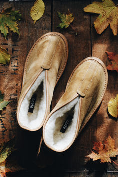 Embrace the crisp autumn air with our hand-stitched sheepskin slippers! Perfect for those chilly October mornings, ONAIE slippers are a blend of comfort and style, keeping your feet warm and cosy. Whether you’re relaxing at home or stepping out, our luxurious slippers will be your go-to this season. Check out our full range and find your perfect pair! #ONAIE #SheepskinSlippers #AutumnEssentials #CosyFeet #OctoberVibes #AutumnStyle #FallFavourites #WarmAndStylish #HandcraftedLuxury Brown Slippers, Warm Slippers, Boots Uk, Sock Gifts, Mens Slippers