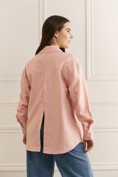 Parfaite pour le printemps, cette chemise rose ajustable à l'arrière offre une touche de couleur et un style unique grâce à ses boutons au dos. Chemise lignée à manches longues avec boutons Boutons au dos pour faciliter l'ajustement (laissez ouvert pour un style différent) Fit légèrement ample. Nous vous conseillons de choisir votre taille habituelle pour obtenir le même fit que sur les mannequins. La mannequin mesure 5pi7 et porte la grandeur médium. La mannequin (maman enceinte de 26 semaines) Striped Collared Blouse Relaxed Fit, Relaxed Fit Striped Collared Blouse, Striped Collared Blouse With Relaxed Fit, Spring Tops With Striped Collar And Shirttail Hem, Spring Striped Tops With Collared Neckline, Chic Striped Blouse With Shirttail Hem, Trendy Striped Blouse For Daywear, Striped Collared Blouse For Spring, Trendy Striped Collared Blouse