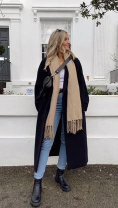 Scarf Outfit Winter, Nyc Winter Outfits, Stile Blair Waldorf, 00s Mode, Nyc Outfits, New York Outfits, Long Black Coat