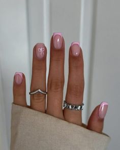 These elegant, square-shaped nails feature a soft pink French tip design with a delicate white bow accent. Perfect for adding a cute, minimalist touch to your everyday look. Pink French Tips Natural Nails, Simple Pink French Nails, Bow Nails With French Tip, Cute Nail Inspo For Short Nails, Bow Nails Short Square, French Tips With Pink Design, Short French Tip Acrylic Nails Christmas, Short Pink Bow Nails, Nail Inspo For Natural Nails