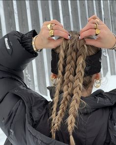 Curly Hair Skiing, Ski Hair Styles, Ski Hairstyles Helmet Long Hair, Excursion Hairstyles, Three Braids Hairstyle, Hairstyles For Skiing, Snow Hairstyles, Ski Hairstyle