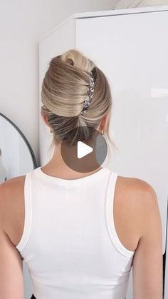 Lydia on Instagram: "French twist using @tegenaccessories hair comb 🩷🩷
Use code LYDIA42105 for 10% off @tegenaccessories *affiliate 

#hairstyle #everydayhairstyle #hairtutorial" Short Hair Updo Tutorial, Wow Hair Products, Formal Hairstyles For Long Hair, Bangs Bob, Roll Hairstyle, French Twist Hair, Spiked Hair, Bob Haircut For Fine Hair, Easy Hair Updos