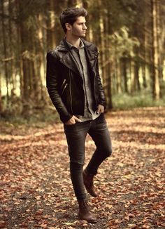 Fall style - leather jacket, button up (denim?), dark trousers, boots Famous Outfits, Francisco Lachowski, Jamie Campbell Bower, Mens Fashion Inspiration, Foto Poses, Elegante Casual, Zac Efron