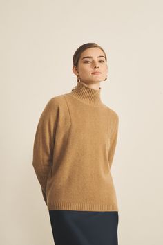 Our Charlotte turtleneck cashmere sweater for women provides great insulation against the cold all the while remaining stylish. With its slightly oversized and loose fit, it is meant to be worn both on days off and with casual outfits in the countryside, and also in a more sophisticated manner for dinners in town. An iconic and timeless piece. Charlotte’s fashion tip: “I love this textured and sophisticated turtleneck. Perfect with baggy jeans for a casual look in between seasons, or under a nice cashmere coat during chilly days in winter. To be a “matchy-matchy” couple with your partner, discover also Charles, the sustainable cashmere turtleneck sweater for men, available in matching colourings.” Jean Baggy, Pull Oversize, Stole Scarf, Sweater For Men, Cashmere Yarn, Sweater For Women, Sleeveless Cardigan, Cashmere Turtleneck, Cardigan Top