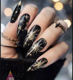 Christmas Nails With Glitter, Gold Christmas Nails, Classy Nail Art Ideas, Black Stiletto Nails, Festive Nail Designs, Nails With Glitter, Seasonal Nails, Unique Acrylic Nails, Festival Nails