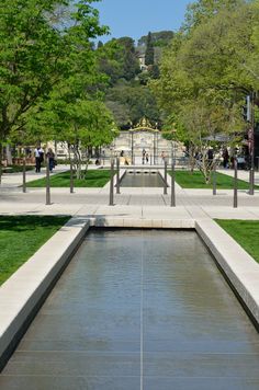 a water feature in the middle of a park