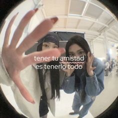 two young women taking a selfie in front of a mirror with the caption tener tu amistad es tenderofoo tod