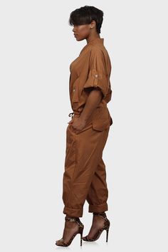 Utility Jumpsuit Street Style, Coverall Outfit Women, Utility Jumpsuit Outfit, Coverall Outfit, Jumpsuit Styling, Cargo Fit, Cargo Jumpsuit, Utility Jumpsuit, Balloon Pants