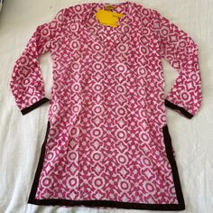 Nwt Pink And White Beach Coverup/Tunic With Brown Trim By Roberta Roller Rabbit, Size Xs Casual Beach Tunic With 3/4 Sleeves, Casual 3/4 Sleeve Beach Tunic, Casual Tunic With 3/4 Sleeves For Vacation, Casual Split Neck Tunic For Vacation, Casual Pink Summer Kurta, Casual Pink Kurta For Summer, White Printed Tunic Top, White Printed Long Sleeve Tunic, Pink V-neck Tunic For Beach Cover-up