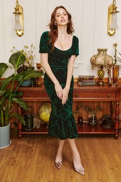 Printed Velvet Dress Designs, Embroidered Green Velvet Dress, Fitted Velvet Vintage Dress, Dark Green Floral Velvet Dress, Velvet Floral Midi Dress, Velvet Midi Velvet Long Sleeve Vintage Dresses, Velvet Dress Designs, Green Velvet Dress, Velvet Midi Dress